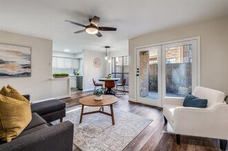 Building Photo - 2100 Rainbow Dr