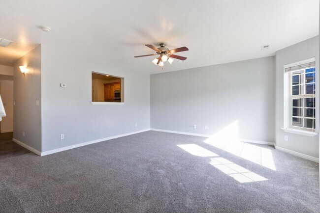 Foto del edificio - 2 Bed 1.5 Bath Townhome with 2 stall garag...