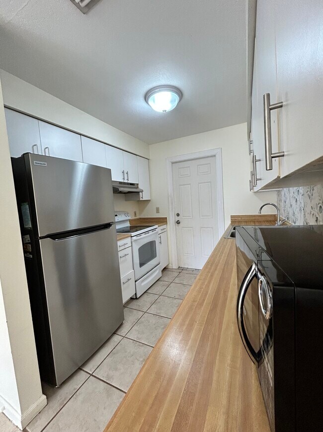 Building Photo - 1481 Mosswood Dr