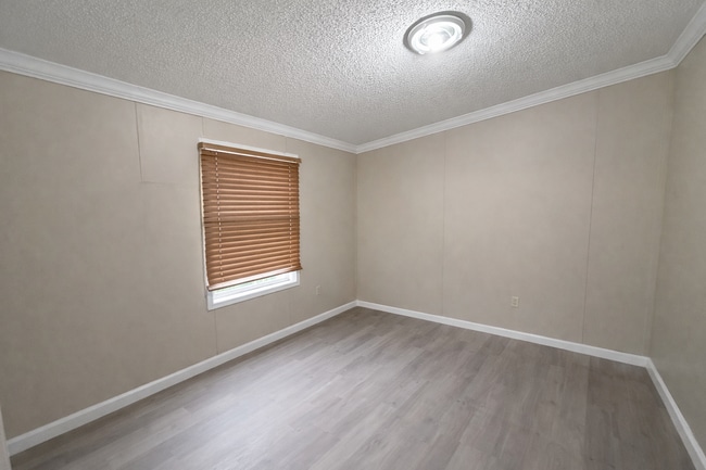 Building Photo - Freshly Updated Double-Wide Home in Quiet Community