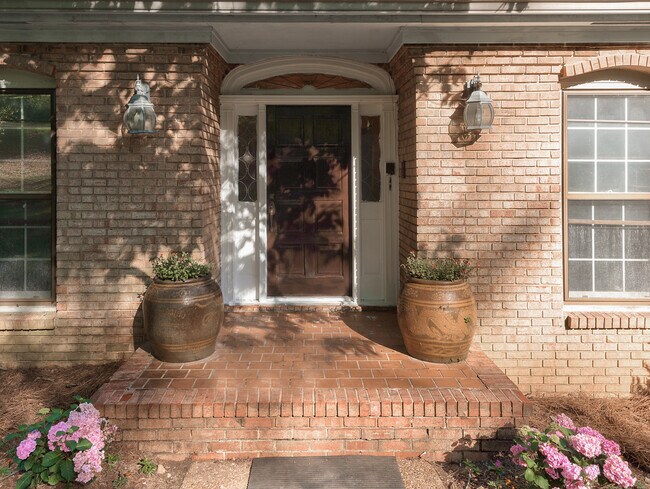 Foto del edificio - 2903 N Woodridge Rd
