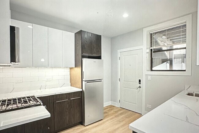 Building Photo - 7503 N Eastlake Ter