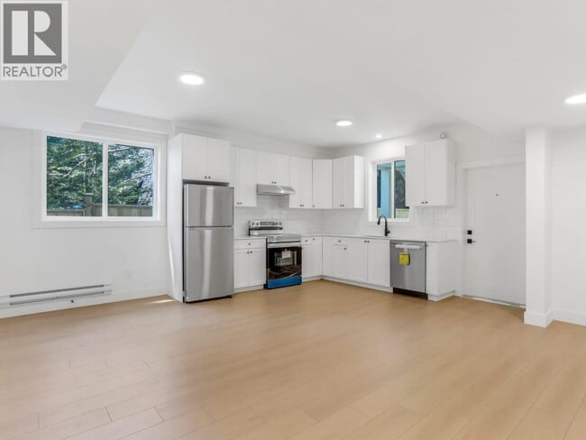 Building Photo - 3553 Monson Cres