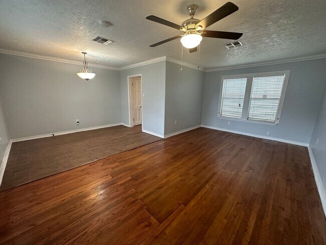 Building Photo - 3 br, 1 bath House - 721 Texas Avenue