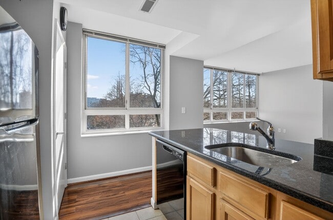 Building Photo - Spacious Studio w/ Parking Included!