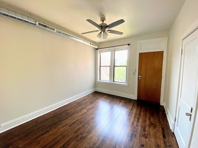 Foto del edificio - 2647 W Augusta Blvd