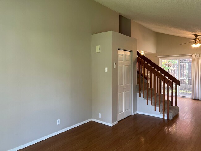 Building Photo - 2 bedroom 1.5 bath duplex
