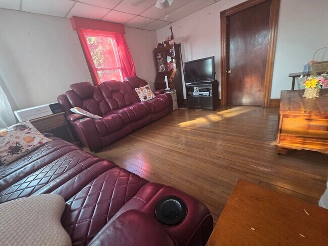 Foto del edificio - 57 Wardwell Ave