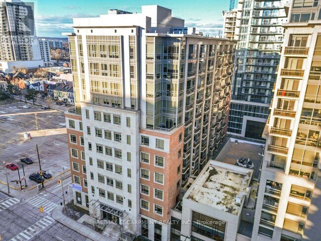Building Photo - 150 Main St W