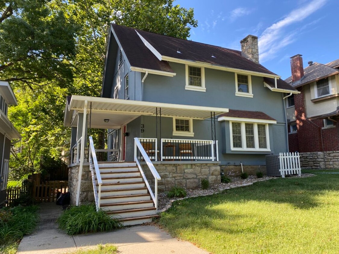 Primary Photo - Updated 3 bed 2 bath home in KCMO!