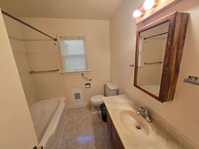 Building Photo - Cozy 2 bedroom Duplex Near Willamette U.