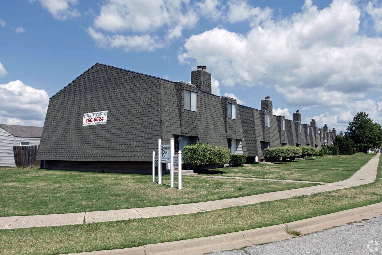Building Photo - Hunters Run