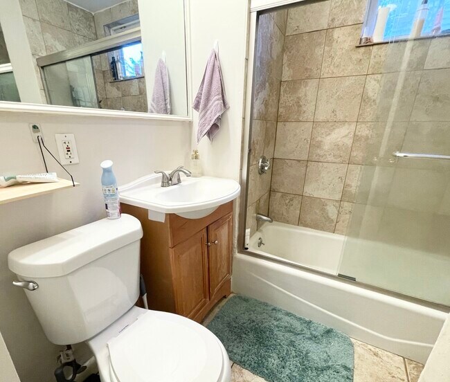 Building Photo - 112 Hillside St