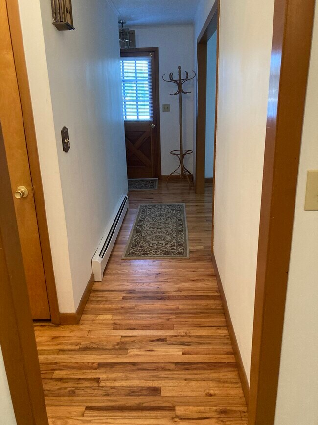 Building Photo - 126 W Shore Dr