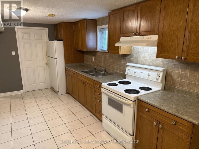 Building Photo - 2546 Palisander Ave