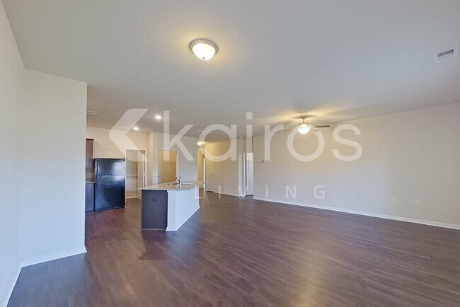 Building Photo - 10994 Lakeview Cir