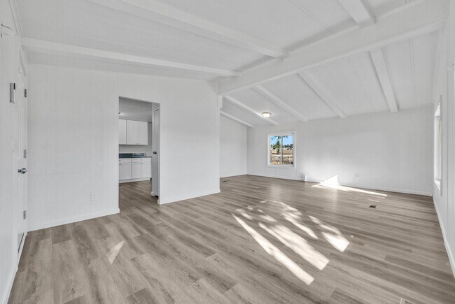 Foto del edificio - 3 bedroom home in a huge lot