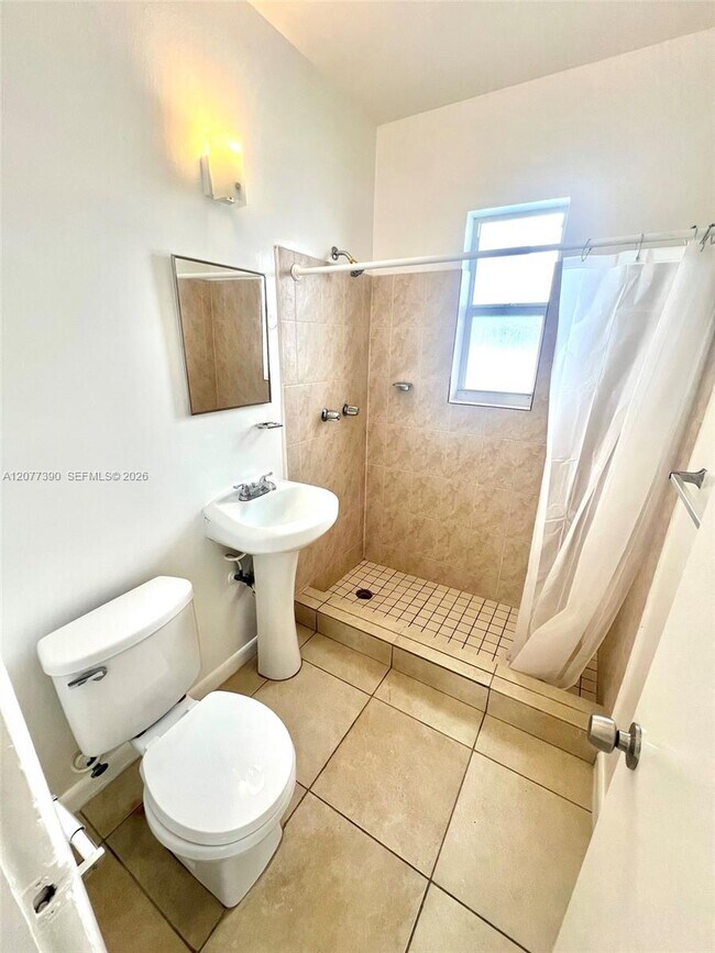 Foto del edificio - 688 NE 85th St
