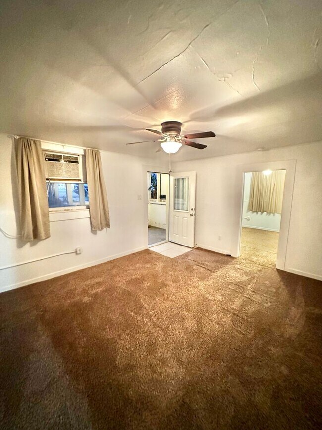 Foto del edificio - Charming 1BD/1BA Avenues Duplex with Screened Porch & Large Backyard—Utilities Included