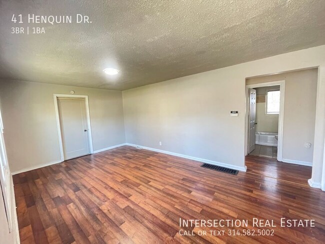 Building Photo - SECTION 8 APPROVED  - Charming 3 Bed/1Bath...