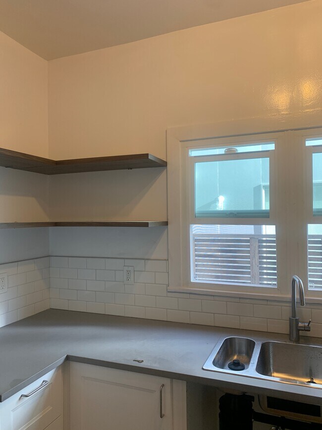 Foto del edificio - 607 N Bronson Ave