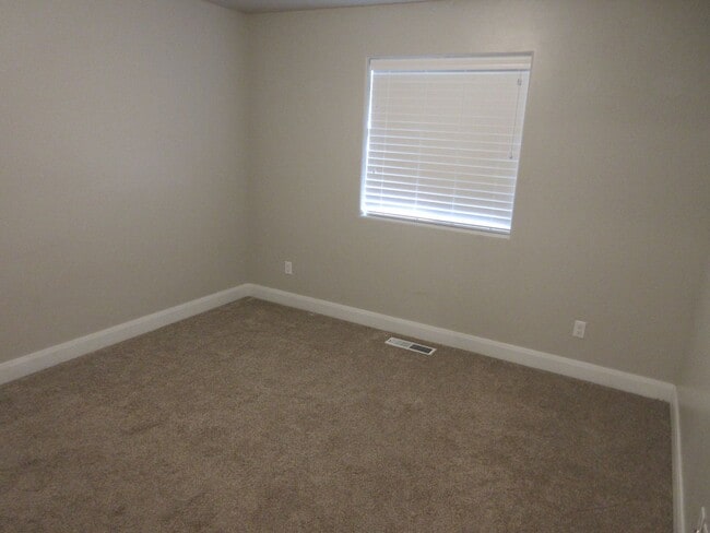 Building Photo - 3 bed -2.5 bath - Newer townhome in the he...