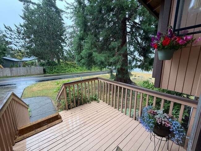 Foto del edificio - Gorgeous 4 bedroom home on corner lot in B...