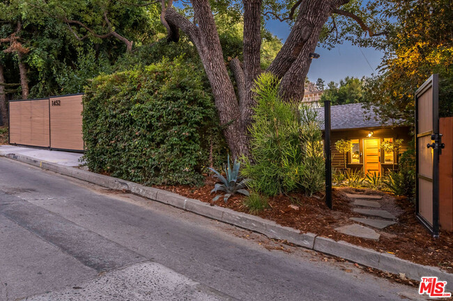 Building Photo - 1452 Cerro Gordo St