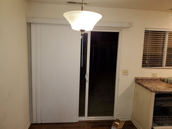 dinnette - 1615 Brown St