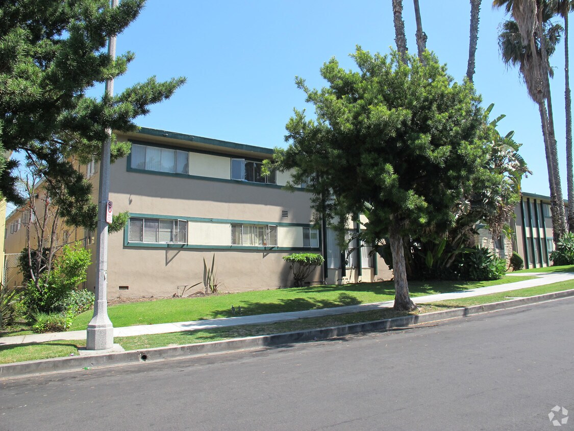 Building Photo - 3930 Roxanne Ave