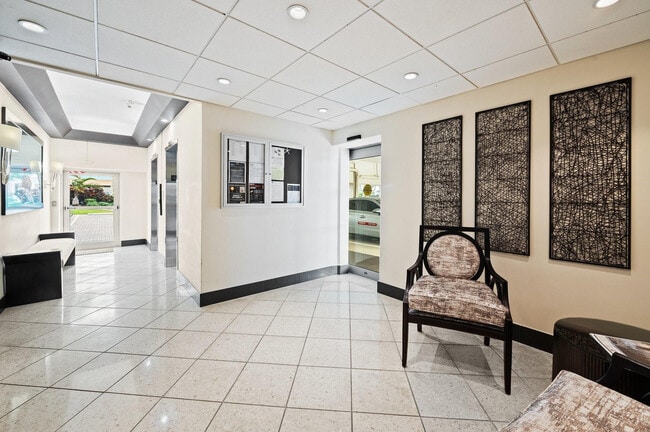 Building Photo - 1050 Hillsboro Mile