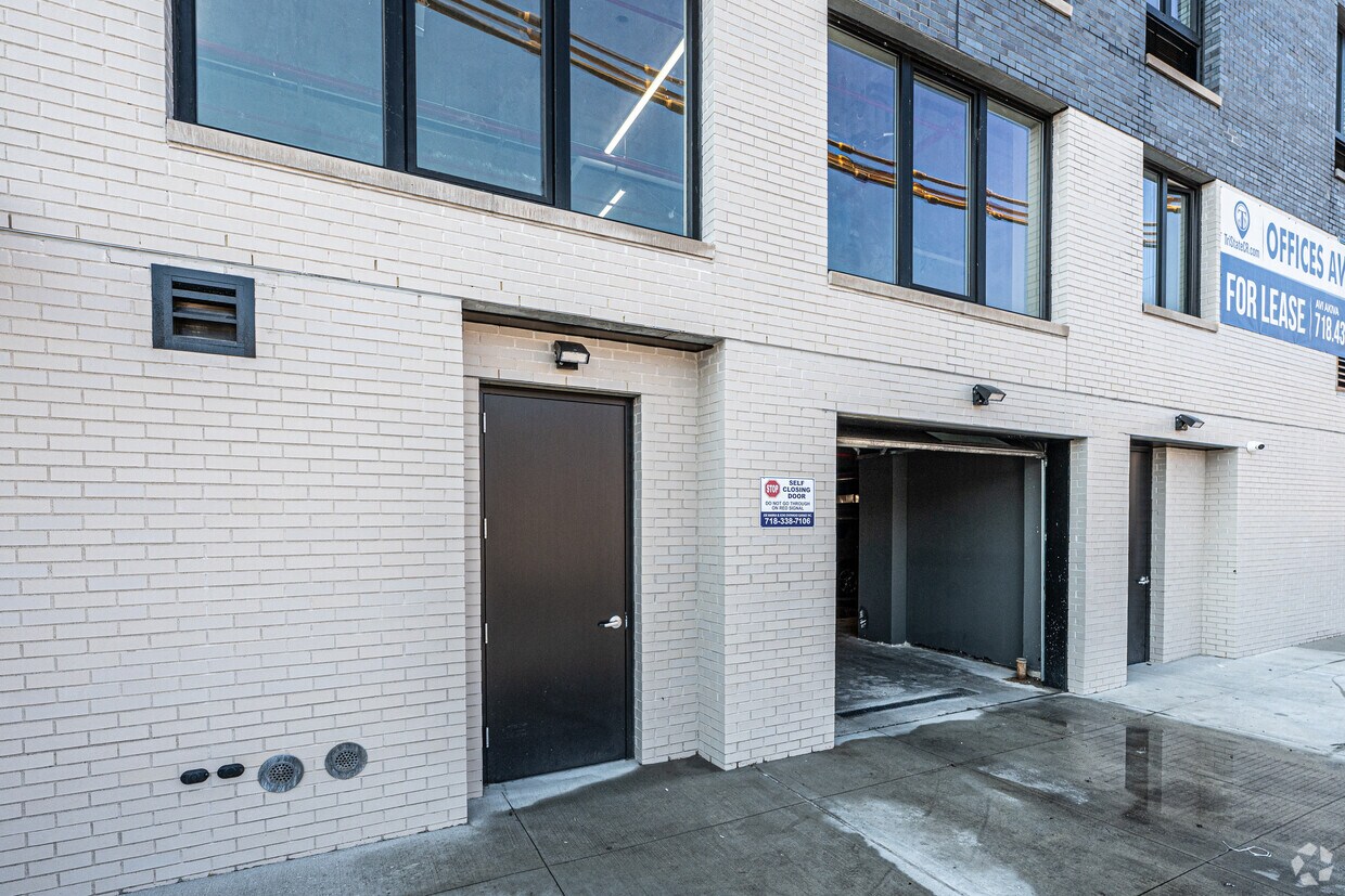 Building Photo - 906-916 E New York Ave