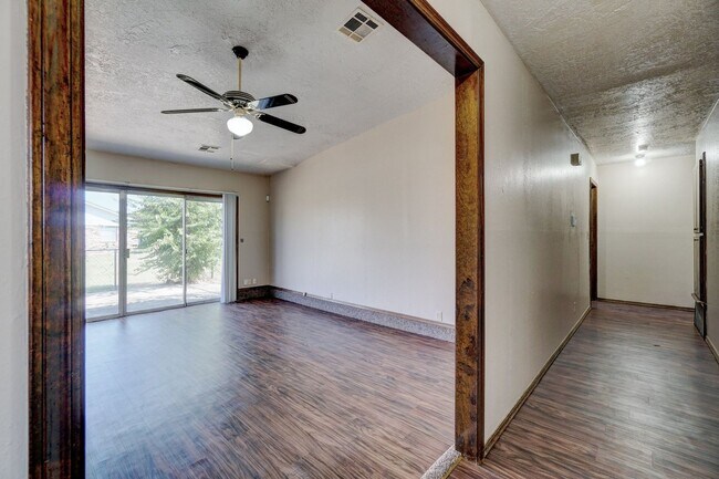 Foto del edificio - 2 bedroom 2 Bath 2 Car Garage Duplex Avail...