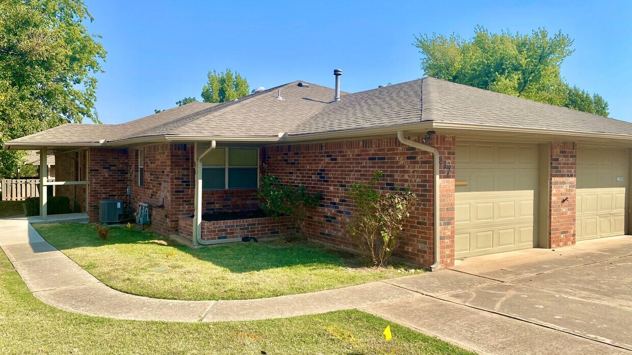 Primary Photo - Great 2 Bed, 2 Bath Home In Edmond Near UCO