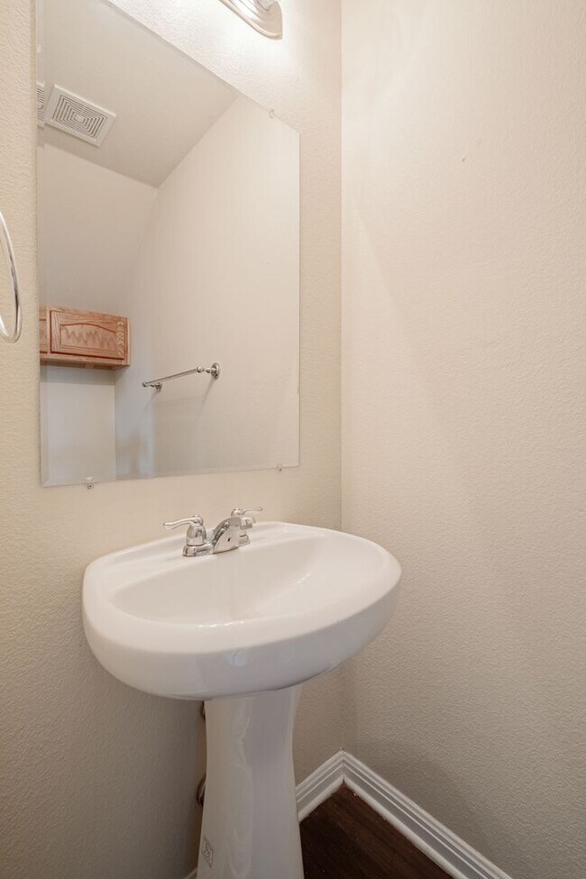 Building Photo - Convenient 3 Bedroom, 2.5 Bath, 2-Story Ho...
