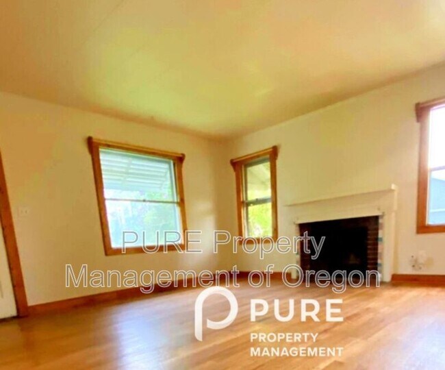 Building Photo - 6005 SE Flavel St