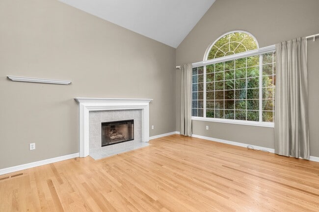 Foto del edificio - Spacious 4 bed/2.5 bath in Kirkland