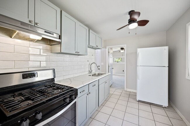 Building Photo - 916 5th Ave