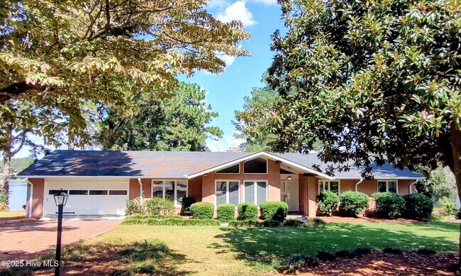 Foto del edificio - 60 Pine Lake Dr