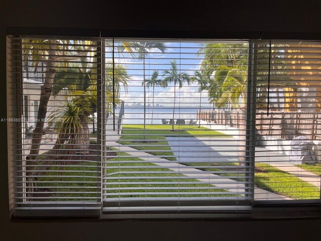 Building Photo - 1750 S Treasure Dr