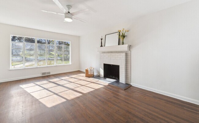 Building Photo - Gorgeous 3-Bedroom 2-Bath home in Lake Par...
