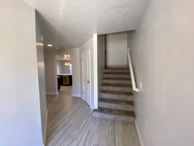Foto del edificio - SPACIOUS TOWNHOME FOR RENT!