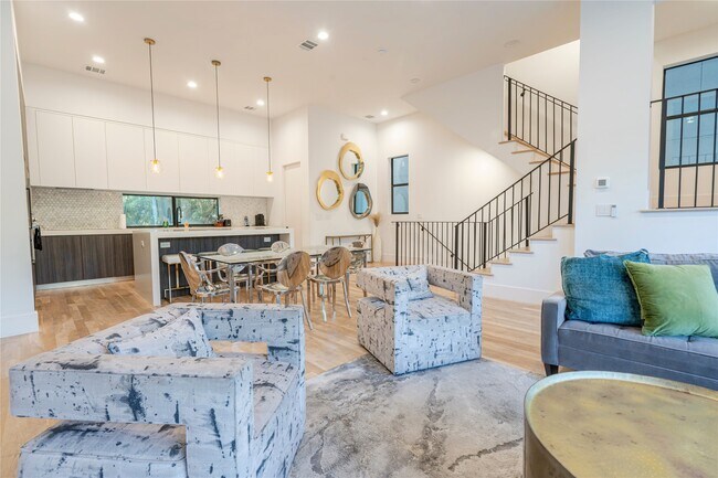 Foto del edificio - 709 Memorial Heights Dr