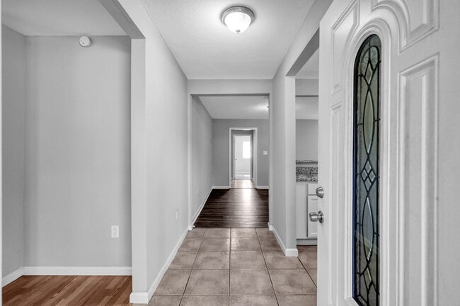 Building Photo - 4 Little John Ln