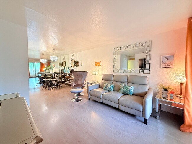 Foto del edificio - AVAILABLE NOW!! Lovely Upper Level - 1 Bedroom 1 Bathroom in Palm Springs Villas II!