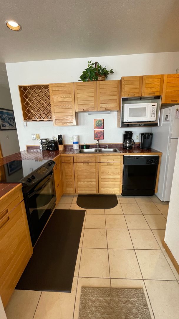 Building Photo - Sunny Bright 2 BDR 2 Bath Condo with Views