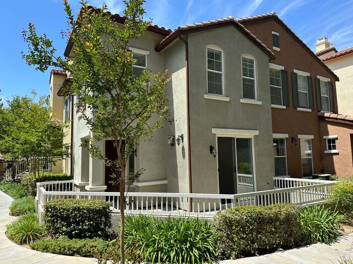 Foto principal - Gorgeous 3 + 2.5 Village Walk Townhome