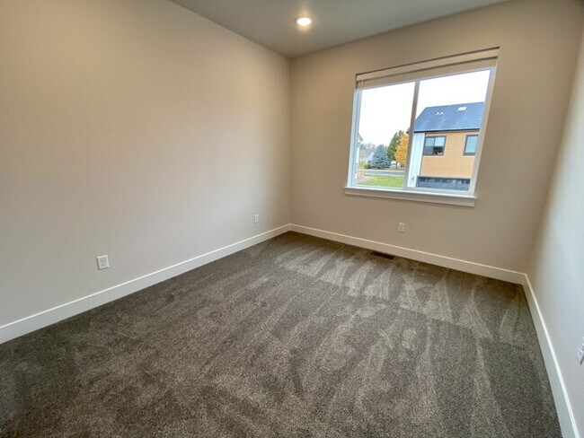 Foto del edificio - ? AVAILABLE JUNE 1ST – Like-New Townhome in West Greeley! ?3 Bed 3 Bath