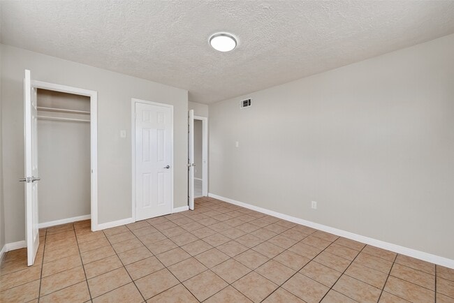 Foto del edificio - 302 W Shaw Ave