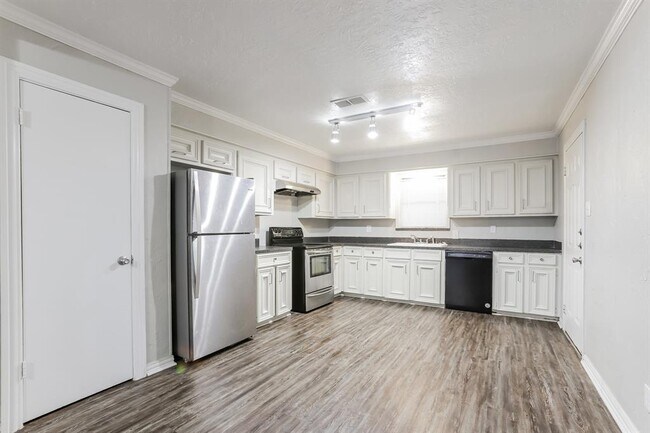 Building Photo - 1403 N Roberson St
